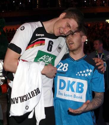 05.02.2016 - Handball - DKB Handball Bundesliga - All Star Day Nürnberg - All Star Game : Nationalmannschaft Nationalteam Deutschland - All Star Team 2016 - DaMa - Finn Lemke ( Deutschland ) Robert Weber ( All Star Team 2016 ) umarmen sich nach Spielende