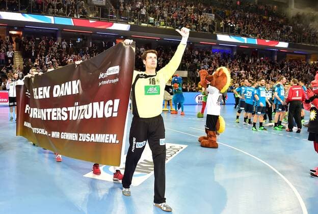 05.02.2016 - Handball - DKB Handball Bundesliga - All Star Day Nürnberg - All Star Game : Nationalmannschaft Nationalteam Deutschland - All Star Team 2016 - DaMa - Mannschaft Team bedankt sich mit Spruchband bei Fans nach Spielende