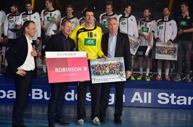 05.02.2016 - Handball - DKB Handball Bundesliga - All Star Day Nürnberg - All Star Game : Nationalmannschaft Nationalteam Deutschland - All Star Team 2016 - DaMa - Mannschaft Team Deutschland auf Podium nach Spielende - Carsten Lichtlein ( Deutschland ) bekommt Preis überreicht