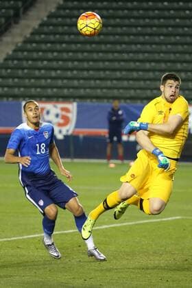 Fußball, USA gewinnt Test gegen Kanada February 5, 2015: Canada goalie Maxime Crepeau 1 makes a tough save as he got caught too far from the net and almost had a bloop shot get over him for a goal as USA Jerome Kiesewetter 18 trails in the game between the Canada and U.S.A., Stub Hub Center in Carson, CA. USA. Photographer: SOC 2016: Canada vs U.S.A. FEB 05 - ZUMAc04_