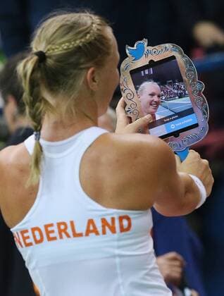Themen der Woche - Sport Bilder des Tages - SPORT Tennis, FedCup, Russland - Niederlande MOSCOW, RUSSIA. FEBRUARY 6, 2016. Kiki Bertens of the Netherlands takes a selfie photograph after winning the 2016 Fed Cup World Group 1st Round tennis match against Ekaterina Makarova of Russia at Olympic Stadium. Bertens won the match 3-6, 4-6. Sergei Bobylev TASS  TS016AC7
