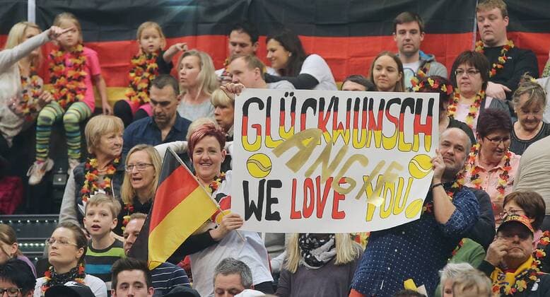 Deutsche Fans mit Plakat Glückwunsch Angie Angelique Kerber we love you