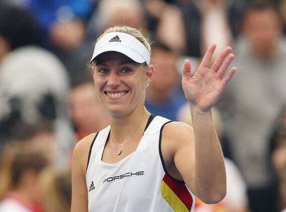Angelique Kerber (GER) besiegt Timea Bacsinszky (SUI) und gleicht damit zum 1-1 aus. Hier winkt Kerber ins Publikum