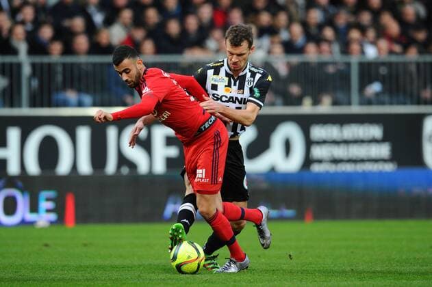 Romain THOMAS (sco) - Rachid GHEZZAL (ol) FOOTBALL : SCO Angers vs Olympique Lyon - Ligue 1 - 06 02 2016 LECOEUR FEP Panoramic 