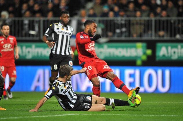 Romain THOMAS (sco) - Alexandre LACAZETTE (ol) FOOTBALL : SCO Angers vs Olympique Lyon - Ligue 1 - 06 02 2016 LECOEUR FEP Panoramic 