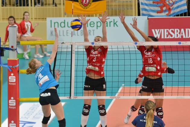 06.02.2016, xtkx, Volleyball 1.Bundesliga Damen, VC Wiesbaden vs. Dresdner SC, emspor v.l. Tanja Grosser (VC Wiesbaden), Kristina Mikhailenko (Dresdner SC), Nneka Onyejekwe (Dresdner SC),