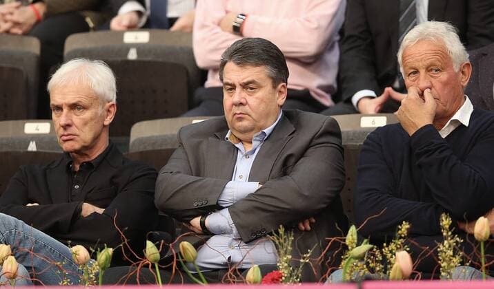 Mathias Mueller , VW Vorstand, Freund von Team Porsche Chefin Barbara Rittner und Vizekanzler Sigmar Gabriel und Klaus Hofsaess, v.l.