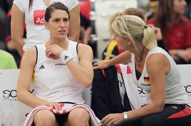 Andrea Petkovic (Germany) unzufrieden, rechts Teamchefin Barbara Rittner (Germany)