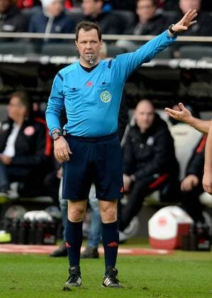 06.02.2016, xfux, Fussball 1.Bundesliga, Eintracht Frankfurt - VfB Stuttgart, emspor, v.l. Referee Schiedsrichter Peter Sippel gibt Anweisungen, gestikuliert, mit den Armen gestikulieren gives instructions, gesticulate.