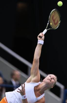 Tennis, FedCup, Niederlande besiegt Russland MOSCOW, RUSSIA. FEBRUARY 7, 2016. Kiki Bertens of the Netherlands serves against Svetlana Kuznetsova of Russia during the 2016 Fed Cup World Group 1st Round tennis match at the Olimpiysky Stadium. Sergei Bobylev TASS  TS016B94