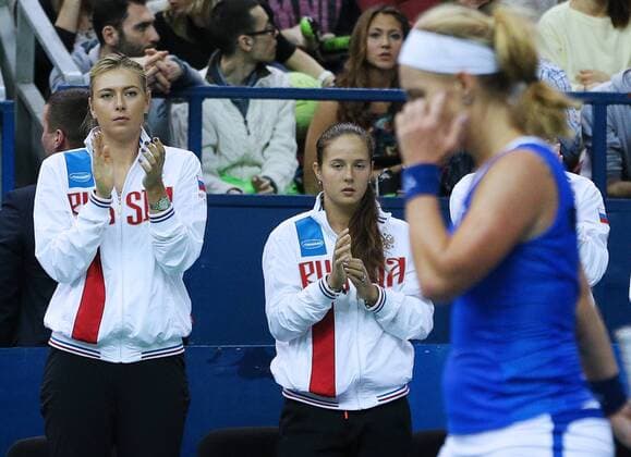 Tennis, FedCup, Niederlande besiegt Russland MOSCOW, RUSSIA. FEBRUARY 7, 2016. Russian tennis players Maria Sharapova (L) and Daria Kasatkina rooting for Team Russia during the 2016 Fed Cup World Group 1st Round Russia vs the Netherlands tennis event at the Olimpiysky Stadium. Sergei Bobylev TASS  TS016B8B