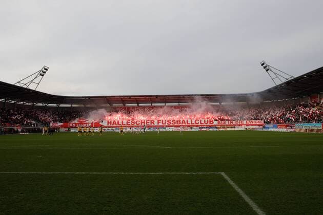 Fußball 3. Liga Saison 2015 2016 24. Spieltag am Sonntag, 07. Februar 2016 im ERDGAS Sportpark in Halle: Hallescher FC - SG Dynamo Dresden Choreographie der Fans vom Halleschen FC mit Pyrotechnik Hallescher FC - SG Dynamo Dresden