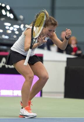 Jubel nach dem Ausgleichssieg zum 2-2 im Einzelmatch: Annika BECK (GER) geht jubelnd auf die Knie. Tennis Fed Cup 2016, Deutschland - Schweiz in Leipzig, Deutschland am 07.02.2016,