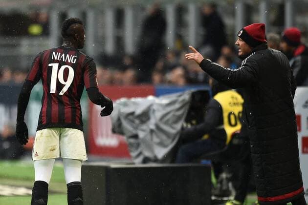 Fußball ITA Serie A 2015 2016 AC Mailand - Udinese Calcio Sinisa Mihajlovic-M Baye Niang 
