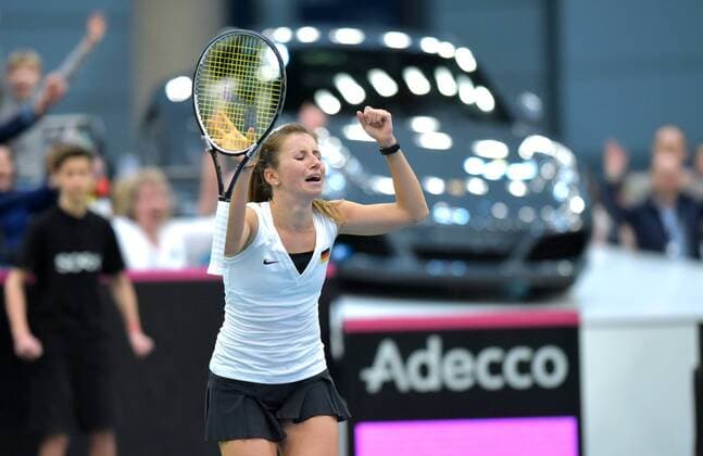 Leipzig Annika Beck (GER) jubelt beim Sieg in ihrem Einzel beim Fed Cup Erste Runde, 4. Spiel - Annika Beck (GER) vs Timea Bacsinszky (SUI), 07.02.2016 , Copyright: Modla Eibner-Pressefoto ep_cma