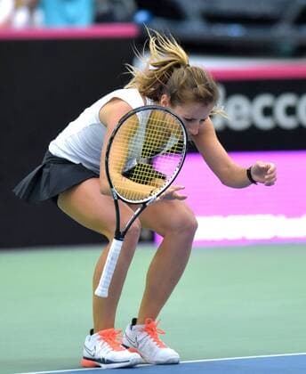 Leipzig Annika Beck (GER) jubelt beim Sieg in ihrem Einzel beim Fed Cup Erste Runde, 4. Spiel - Annika Beck (GER) vs Timea Bacsinszky (SUI), 07.02.2016 , Copyright: Modla Eibner-Pressefoto ep_cma