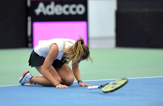 Leipzig Annika Beck (GER) jubelt beim Sieg in ihrem Einzel beim Fed Cup Erste Runde, 4. Spiel - Annika Beck (GER) vs Timea Bacsinszky (SUI), 07.02.2016 , Copyright: Modla Eibner-Pressefoto ep_cma