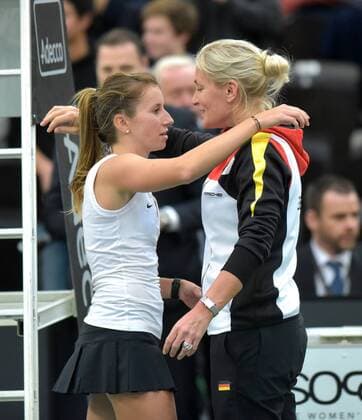 Leipzig Annika Beck (GER) jubelt beim Sieg in ihrem Einzel und umarmt Fed-Cup GER Teamchefin Barbara Rittner beim Fed Cup Erste Runde, 4. Spiel - Annika Beck (GER) vs Timea Bacsinszky (SUI), 07.02.2016 , Copyright: Modla Eibner-Pressefoto ep_cma