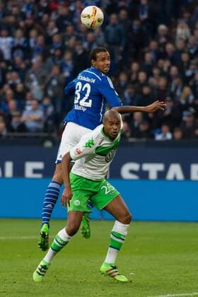 Samstag 06.02.2016, 1. Bundesliga, Saison 2015 2016, 20. Spieltag in Gelsenkirchen, FC Schalke 04 - VfL Wolfsburg, 3:0, Joel MATIP (S04) gegen Naldo - Ronaldo Aparecido Rodrigues (wolfsburg) DeFodi001