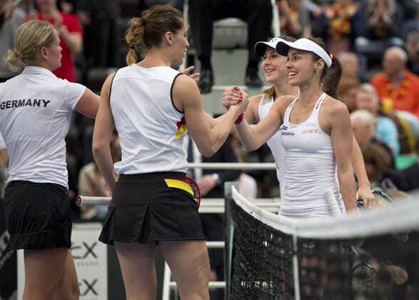 Shake Hand zwischen den Doppelspielerinnen - vl: Anna-Lena GROENEFELD und Andrea PETKOVIC (vl GER) gratulieren den Siegerinnen Belinda BENCIC und Martina HINGIS (vl SUI) Tennis Fed Cup 2016, Deutschland - Schweiz in Leipzig, Deutschland am 07.02.2016,