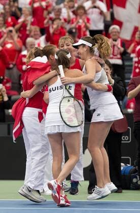 Freude des schweizer Spielerinnen ueber den 3-2 Sieg: - vl: Martina HINGIS, Belinda BENCIC (re), Timea BACSINSZKY (M), Viktorija GOLUBIC (li). Tennis Fed Cup 2016, Deutschland - Schweiz in Leipzig, Deutschland am 07.02.2016,