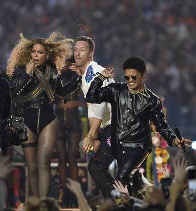 Bilder des Tages - SPORT Beyonce, Coldplay and Bruno Mars perform during the Super Bowl 50 halftime show which celebrated the past, present and future at Levi s Stadium in Santa Clara, California, February 7, 2015.  SBP20160207850 BRIANxKERSEY