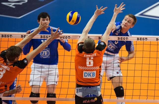 Berlin, Deutschland, 07.02.2016: Volleyball Bundesliga Saison 2015 2016 - Berlin Recycling Volleys - VfB Friedrichshafen. Alexey Nalobin (VfB Friedrichshafen 5) gegen den Block aus Robert Kromm (BR Volleys 3), Felix Fischer (BR Volleys 6)