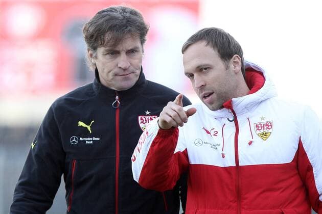 v.li.: Trainer Walter Thomae (VfB Stuttgart II), Co-Trainer Andreas Hinkel (VfB Stuttgart II) gibt Anweisungen, gestikuliert, mit den Armen gestikulieren, gives instructions, gesticulate, Fussball, 3. Liga, FC Würzburger Kickers - VfB Stuttgart II, xfsx