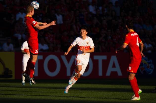 (160209) -- ADELAIDE, Feb. 9, 2016 -- Yang Xu (C) of Shandong Luneng competes for the ball during the AFC Champions League play-off match between Shandong Luneng and Adelaide United at Hindmarsh Stadium in Adelaide, Australia, Feb. 9, 2016. Shandong Luneng won 2-1. )(wll) (SP)AUSTRALIA-ADELAIDE-SOCCER-AFC CHAMPIONS LEAGUE BaixXue 