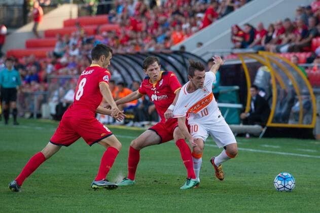 (160209) -- ADELAIDE, Feb. 9, 2016 -- Walter Montillo (R) of Shandong Luneng breaks through during the AFC Champions League play-off match between Shandong Luneng and Adelaide United at Hindmarsh Stadium in Adelaide, Australia, Feb. 9, 2016. Shandong Luneng won 2-1. )(wll) (SP)AUSTRALIA-ADELAIDE-SOCCER-AFC CHAMPIONS LEAGUE BaixXue 