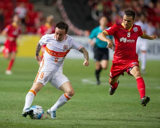 (160209) -- ADELAIDE, Feb. 9, 2016 -- Wang Yongpo (L) of Shandong Luneng vies with Isaias of Adelaide United during the AFC Champions League play-off match between Shandong Luneng and Adelaide United at Hindmarsh Stadium in Adelaide, Australia, Feb. 9, 2016. Shandong Luneng won 2-1. )(wll) (SP)AUSTRALIA-ADELAIDE-SOCCER-AFC CHAMPIONS LEAGUE BaixXue 