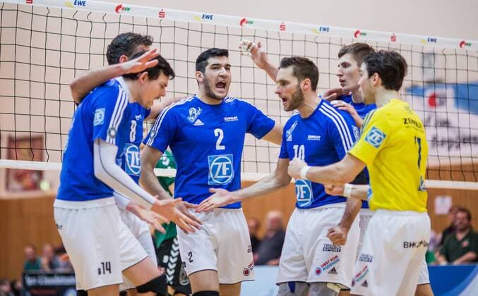 Berlin, Deutschland, 09.02.2016: Volleyball Bundesliga Saison 2015 2016 - Netzhoppers KW-Bestensee - VfB Friedrichshafen. Jube Friedrichshafen v.li. Baptiste Geiler (VfB Friedrichshafen 14), Björn Bjoern Andrae (VfB Friedrichshafen 8), Maximiliano Gauna (VfB Friedrichshafen 2), Simon Tischer (VfB Friedrichshafen 10), Michal Finger (VfB Friedrichshafen 6), Luke Perry (VfB Friedrichshafen 11)