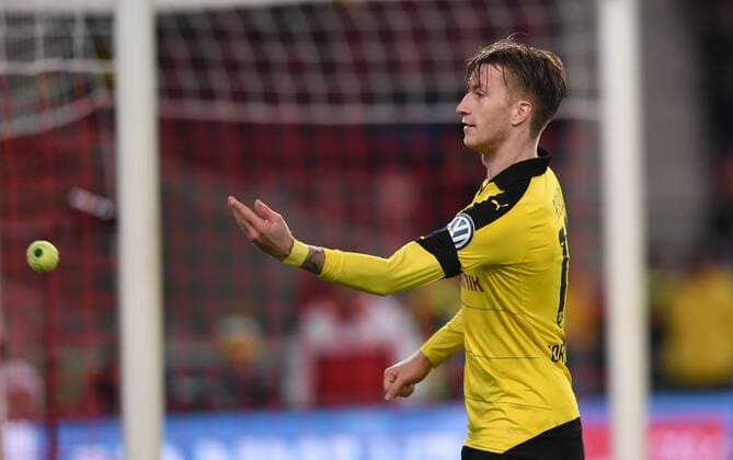 FUSSBALL DFB POKAL VIERTELFINALE SAISON 2015 2016 VfB Stuttgart - Borussia Dortmund 09.02.2016 Marco Reus (Borussia Dortmund) befreit den Platz von Tennisbaellen, welche die BVB Fans zuvor auf den Platz geworfen haben 
