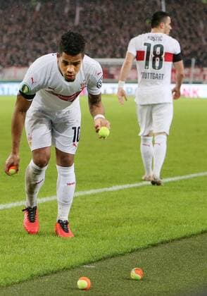 Fußball, DFB Pokal, Fans werfen Tennisbälle auf das Spielfeld, VfB Stuttgart - Borussia Dortmund 09.02.2016, Stuttgart, Fußball DFB Pokal Viertelfinale Saison 2015 2016 VfB Stuttgart vs. Borussia Dortmund: Daniel Didavi (VfB) hilft beim Einsammeln der Tennisbälle, die Dortmunder Fans auf das Spielfeld geworfen haben