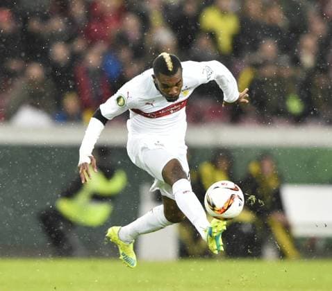 Geoffroy Serey Die VfB Stuttgart am Ball VfB Stuttgart vs Borussia Dortmund BVB DFB-Pokal Viertelfinale 09.02.2016 VfB Stuttgart vs Borussia Dortmund BVB