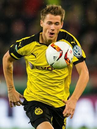 Dienstag 09.02.2016, DFB-Pokal Viertelfinale, Saison 2015 2016 in Stuttgart, VfB Stuttgart - BV Borussia Dortmund, 1:3, Erik Durm (BVB 37) DeFodi048