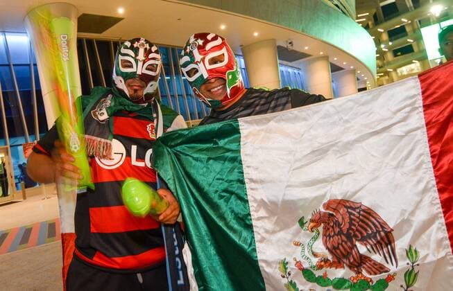 Mexican supporters Diego Puente and Sergio Lopez pose before the friendly match between Mexico and Senegal in Marlins Park, Miami, Florida, United States, 10 February 2016. MEXICO VS SENEGAL !ACHTUNG: NUR REDAKTIONELLE NUTZUNG!  MIA101 20160211-635907521525103746