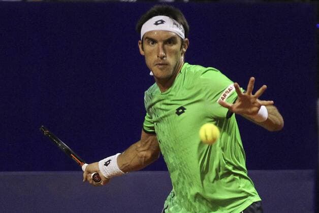 Argentinian tennis player Leonardo Mayer returns a ball to French Jo-Wilfried Tsonga during their ATP Tennis Herren Buenos Aires tournament match, at the Buenos Aires Lawn tennis center, in Buenos Aires, Argentina, 10 February 2016. EFE DAVID FERNANDEZ ATP Buenos Aires Tournament !ACHTUNG: NUR REDAKTIONELLE NUTZUNG!  BAS115 20160211-635907606482799799