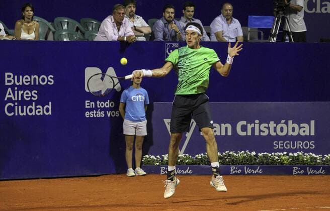 Argentinian tennis player Leonardo Mayer returns a ball to French Jo-Wilfried Tsonga during their ATP Tennis Herren Buenos Aires tournament match, at the Buenos Aires Lawn tennis center, in Buenos Aires, Argentina, 10 February 2016. EFE DAVID FERNANDEZ ATP Buenos Aires Tournament !ACHTUNG: NUR REDAKTIONELLE NUTZUNG!  BAS115 20160211-635907606494031799