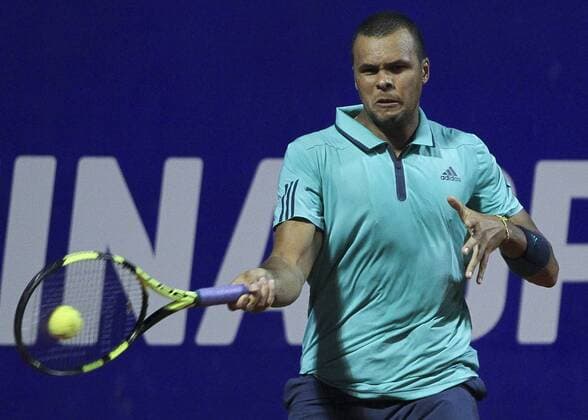 French tennis player Jo-Wilfried Tsonga returns a ball to Argentinian Leonardo Mayer during their ATP Tennis Herren Buenos Aires tournament match, at the Buenos Aires Lawn tennis center, in Buenos Aires, Argentina, 10 February 2016. EFE DAVID FERNANDEZ ATP Buenos Aires Tournament !ACHTUNG: NUR REDAKTIONELLE NUTZUNG!  BAS115 20160211-635907606506043799