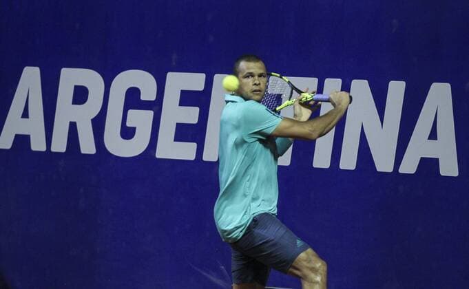French tennis player Jo-Wilfried Tsonga returns a ball to Argentinian Leonardo Mayer during their ATP Tennis Herren Buenos Aires tournament match, at the Buenos Aires Lawn tennis center, in Buenos Aires, Argentina, 10 February 2016. EFE DAVID FERNANDEZ ATP Buenos Aires Tournament !ACHTUNG: NUR REDAKTIONELLE NUTZUNG!  BAS115 20160211-635907606518991799