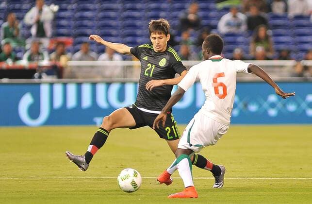 Mexico s Eduardo Herrera (L) vies for the ball with Senegal s Oussynou Thioune ba during the first half of a friendly soccer match at Marlins Park in Miami, US, 10 February 2016. Mexico vs. Senagal !ACHTUNG: NUR REDAKTIONELLE NUTZUNG!  MIA111 20160211-635907644914318720
