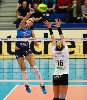 hinterm Netz: Nataliia Goncharova (Obmochaeva; Moskau) gegen Katharina Schwabe (Dresden), Dresdner SC gegen Dinamo Moskau (Russland), Volleyball, 2016 CEV DenizBank Volleyball Champions League der Frauen, Championsleague, CL, Margon-Arena Dresden Bodenbacher Straße, DSC, Saison 2015 2016, 10.02.2016,