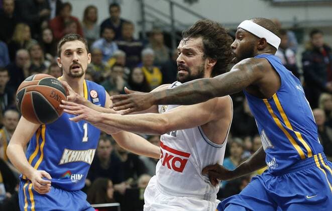 MOSCOW, RUSSIA. FEBRUARY 11, 2016. Khimki s Alexey Shved (L), Tyrese Rice (R) and Real s Sergio Llull (C) in action in their 2015 16 Season Euroleague Top 16 Group F Round 7 basketball match at Dynamo Sports Palace in Krylatskoye. Mikhail Japaridze TASS  TS01702A