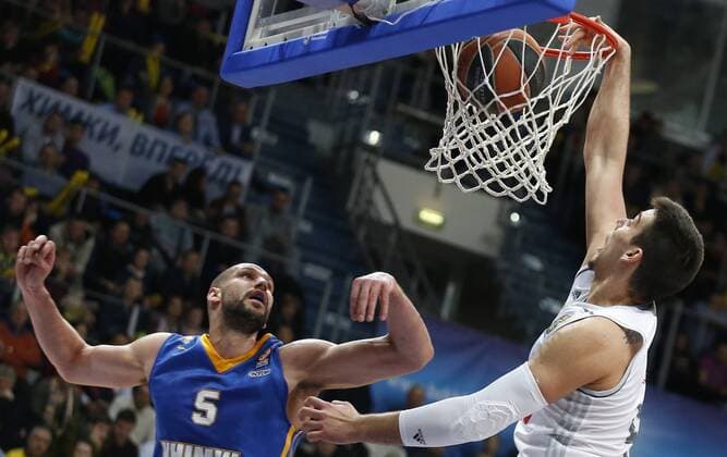 MOSCOW, RUSSIA. FEBRUARY 11, 2016. Khimki s James Augustine (L) and Real s Guillermo Hernangomez in action in their 2015 16 Season Euroleague Top 16 Group F Round 7 basketball match at Dynamo Sports Palace in Krylatskoye. Real Madrid won the game 93:82. Mikhail Japaridze TASS  TS01702C