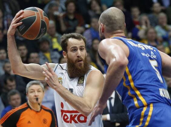 MOSCOW, RUSSIA. FEBRUARY 11, 2016. Real s Sergio Rodriguez (L) and Khimki s James Augustine in action in their 2015 16 Season Euroleague Top 16 Group F Round 7 basketball match at Dynamo Sports Palace in Krylatskoye. Real Madrid won the game 93:82. Mikhail Japaridze TASS  TS01702F