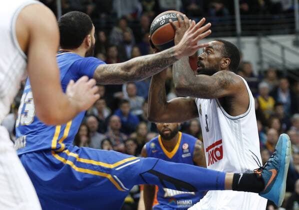 MOSCOW, RUSSIA. FEBRUARY 11, 2016. Khimki s Tyler Honeycutt (L) and Real s Kelvin Creswell K.C. Rivers in action in their 2015 16 Season Euroleague Top 16 Group F Round 7 basketball match at Dynamo Sports Palace in Krylatskoye. Real Madrid won the game 93:82. Mikhail Japaridze TASS  TS01703A