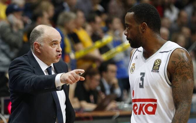MOSCOW, RUSSIA. FEBRUARY 11, 2016. Real s head coach Pablo Laso (L) instructs Real s Kelvin Creswell K.C. Rivers during the 2015 16 Season Euroleague Top 16 Group F Round 7 basketball match against BC Khimki Moscow Region at Dynamo Sports Palace in Krylatskoye. Real Madrid won the game 93:82. Mikhail Japaridze TASS  TS01705D