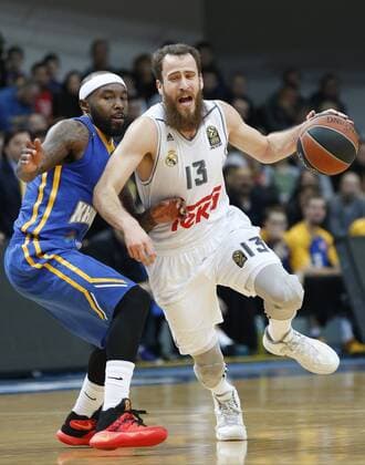 MOSCOW, RUSSIA. FEBRUARY 11, 2016. Khimki s Tyrese Rice (L) and Real s Sergio Rodriguez in action in their 2015 16 Season Euroleague Top 16 Group F Round 7 basketball match at Dynamo Sports Palace in Krylatskoye. Real Madrid won the game 93:82. Mikhail Japaridze TASS  TS017061