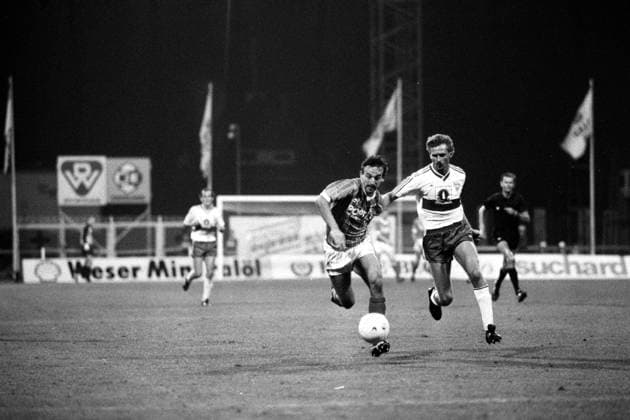 SV Werder Bremen - VfB Stuttgart: Frank Ordenewitz (li., Bremen) gegen Bertram Beierlorzer (Stuttgart)